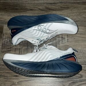 Saucony triumph 22 shoes